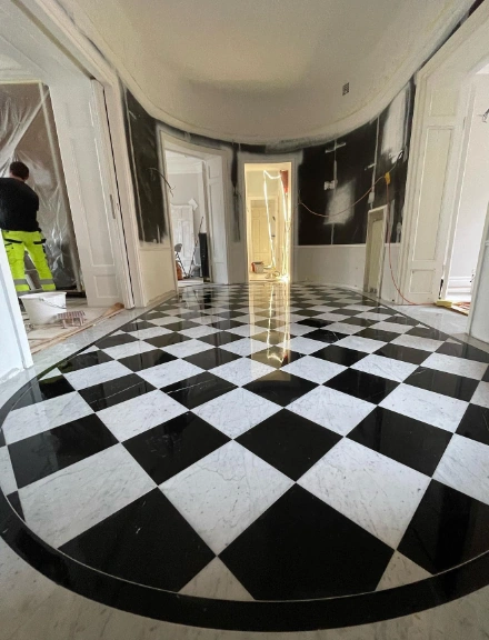 Elegant svart-vit marmorgolv i schackrutsmönster, ett färdigt projekt av Malmbo Plattsättning